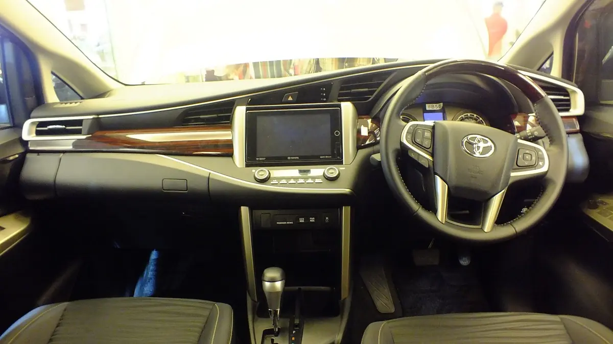 Toyota Innova Reborn — interior