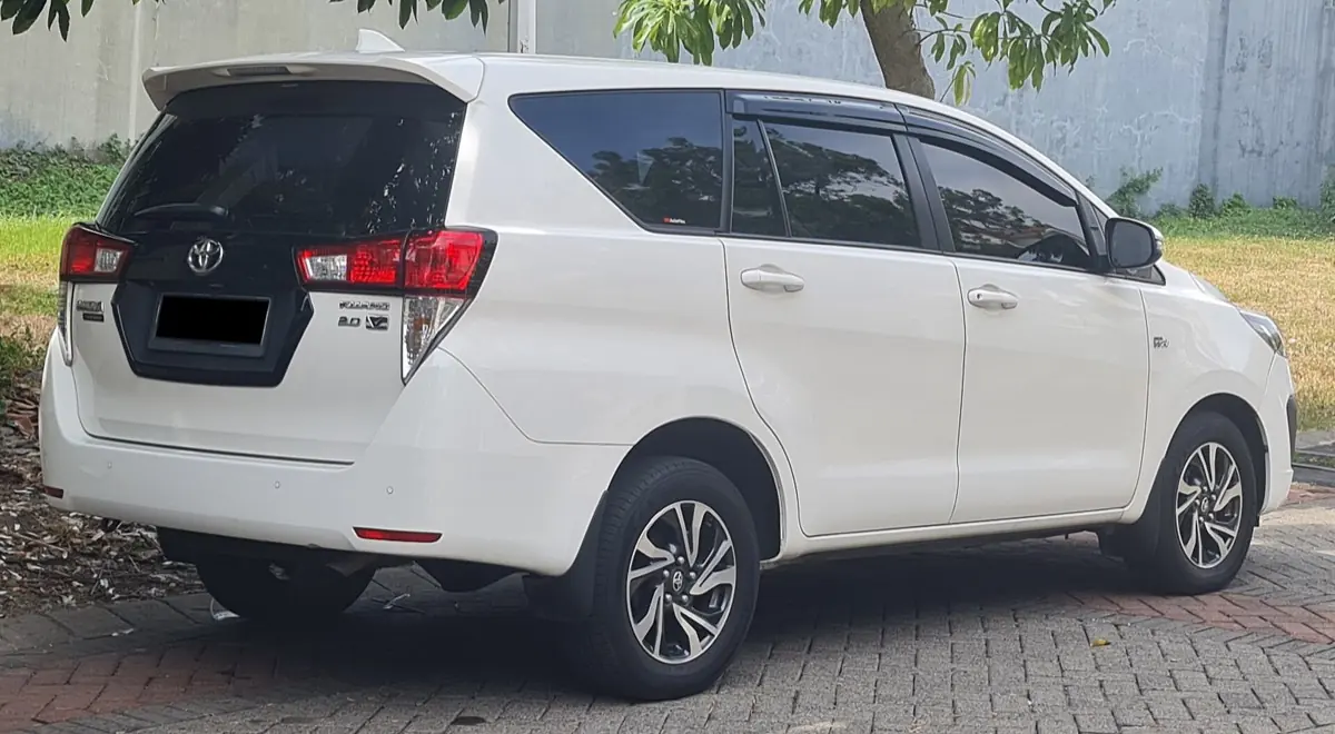 Toyota Innova Reborn — vista trasera