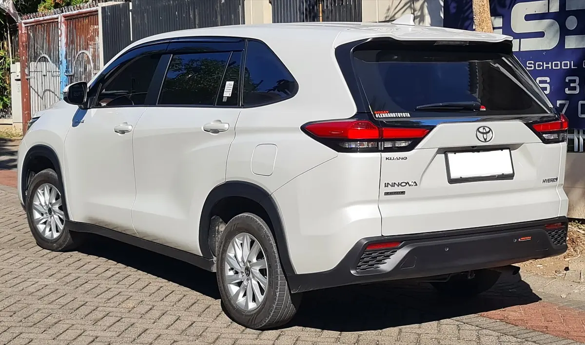 Toyota Innova Zenix — 後視圖