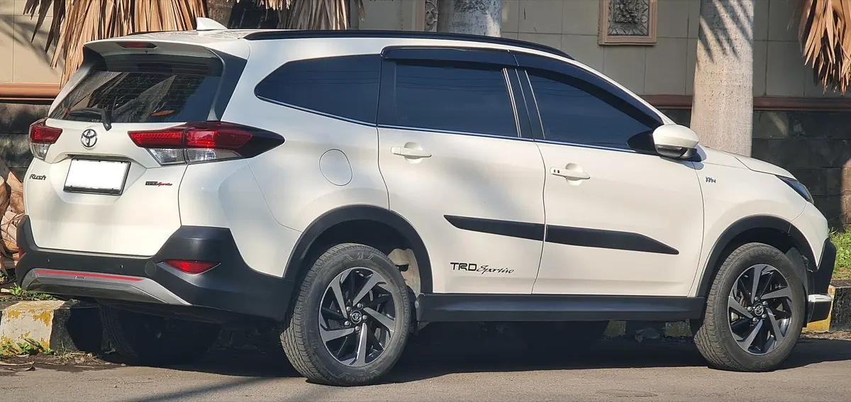 Toyota Rush — 후면